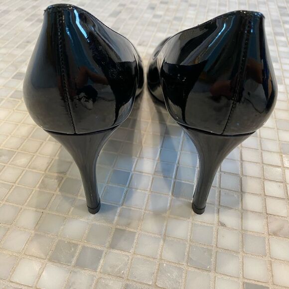 Like New Stuart Weitzman black patent heels - Picture 3 of 9